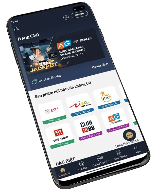 Người đàn ông đang xem tỷ lệ cược thể thao trên điện thoại
